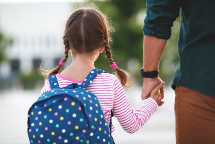Immagine - Papà con bambina di spalle